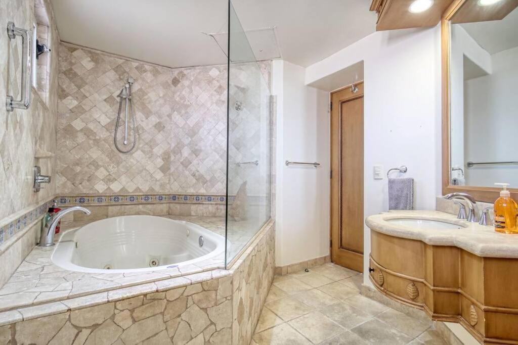 Oceanfront Penthouse, 2 Masters, 2 Baths, Kitchen! Apartment Cabo San Lucas Exterior photo